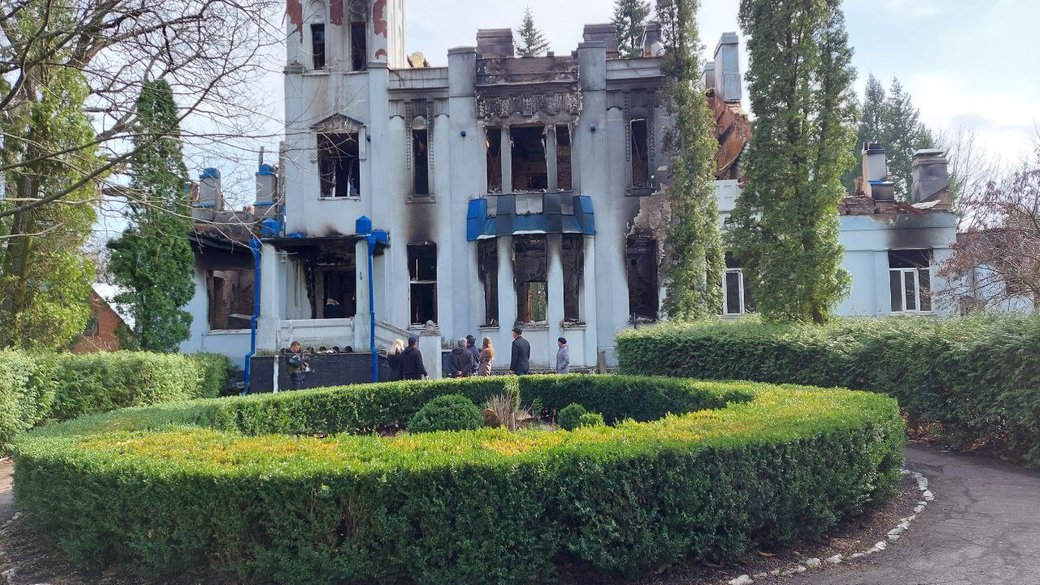 The Russians deliberately destroyed the city's cultural heritage. The house of the steward of the Koenig manors after shelling is depicted in the picture.
