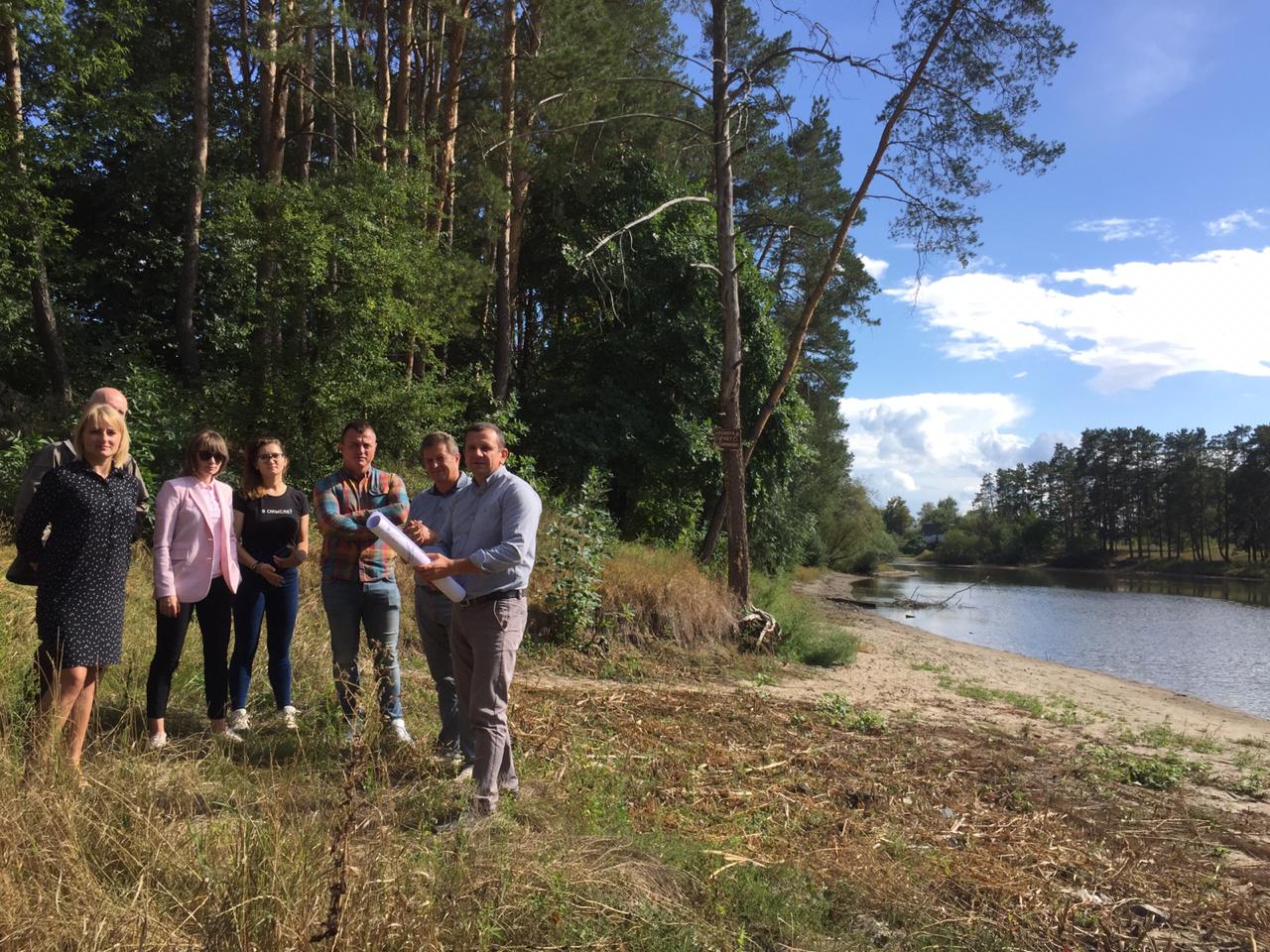 Представники громади опрацьовують проєкт будівництва паркової зони в с.Данилівка. 