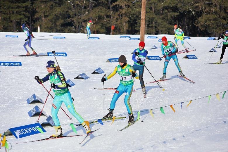 Competition in winter biathlon in the Neskuchne dendro park 
