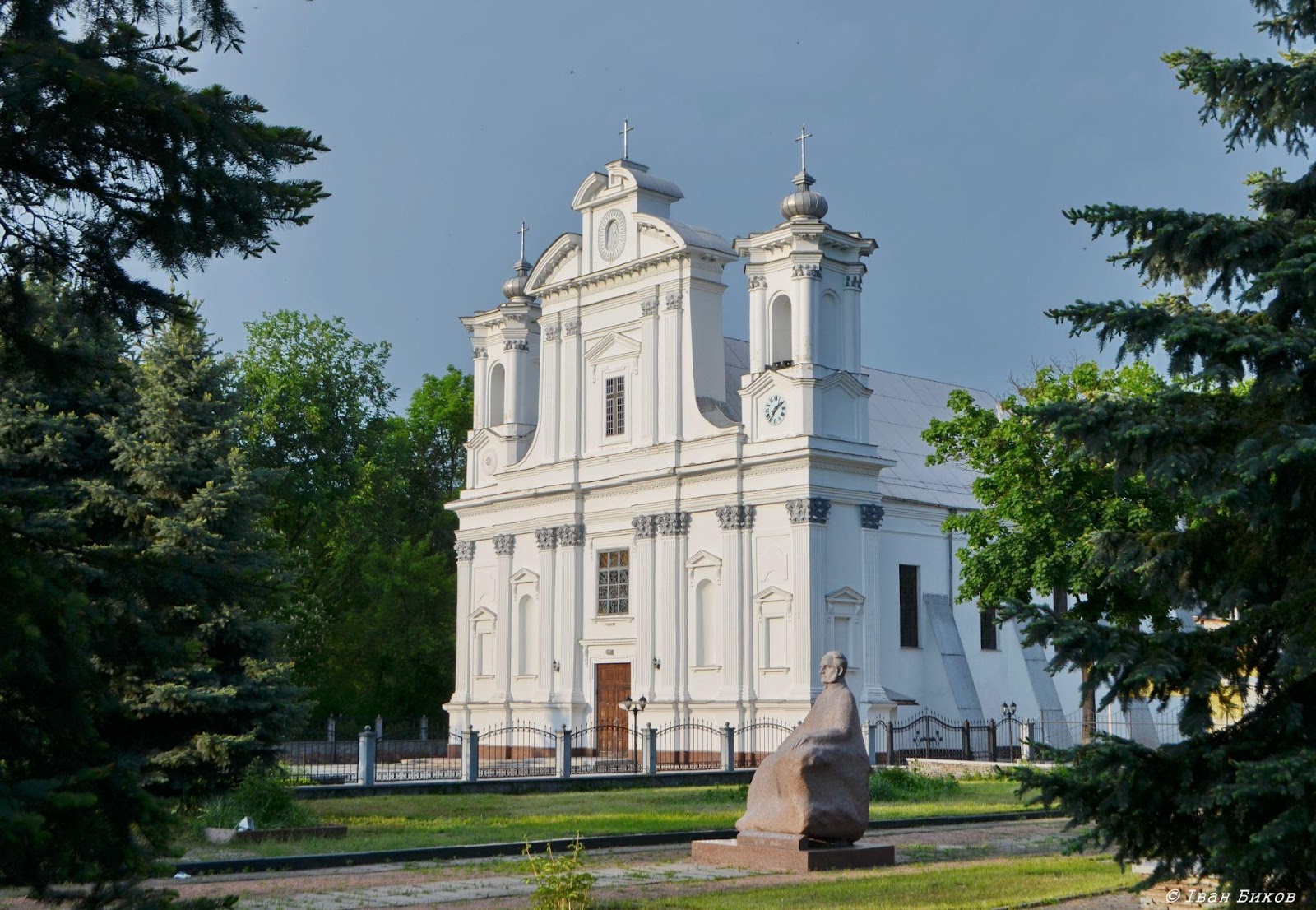 Римокатолицький костел XVIII століття (збудований в стилі барокового ренесансу), поруч пам’ятник його фундатору Густаву Олізару. 