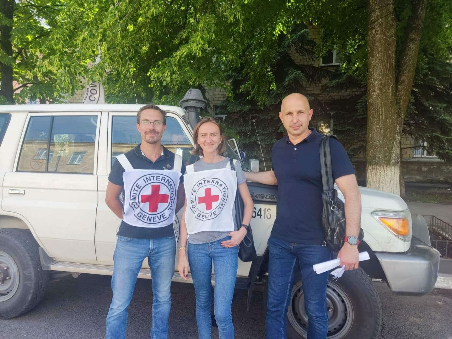 Dmytro Dikhtyar, the mayor of the Slobozhanske with representatives of the International Red Cross
