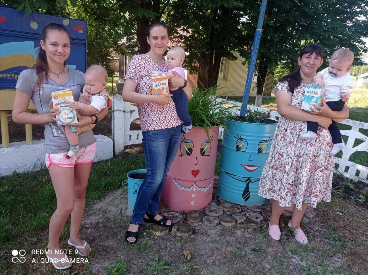 The youngest inhabitants of the community received the necessary humanitarian aid. 