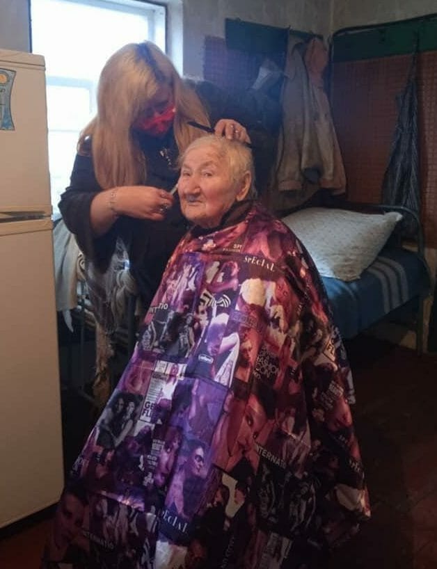 Social hairdresser in the Oleksiivka community. Photo provided by the community