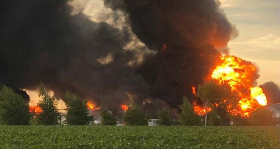 A fire at an oil depot near Novomoskovsk, which was hit in the Russian missile attack.