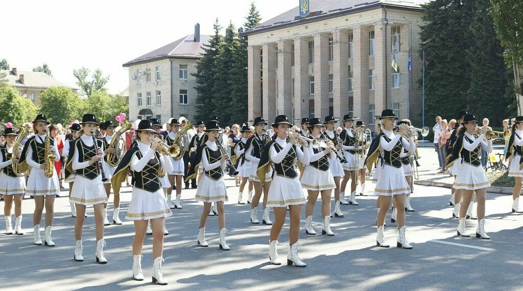 Students of children’s and youth schools at the celebration of the Day of the Town of Svitlovodsk in 2021. 