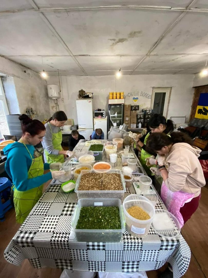 The charity fund Sylni Voleyu prepares freeze-dried food for defenders together with pupils.