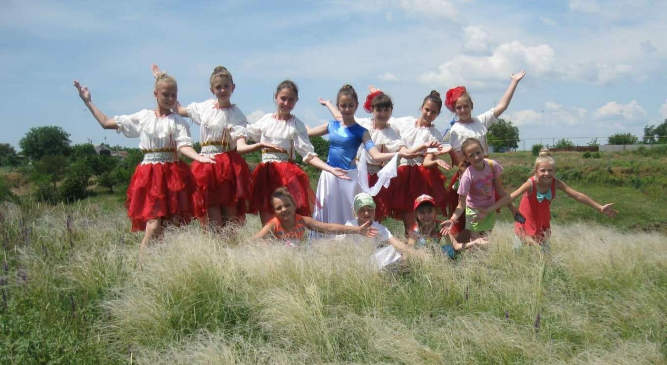 Mishkovo-Pohorilove Community: a golden feather grass field. 