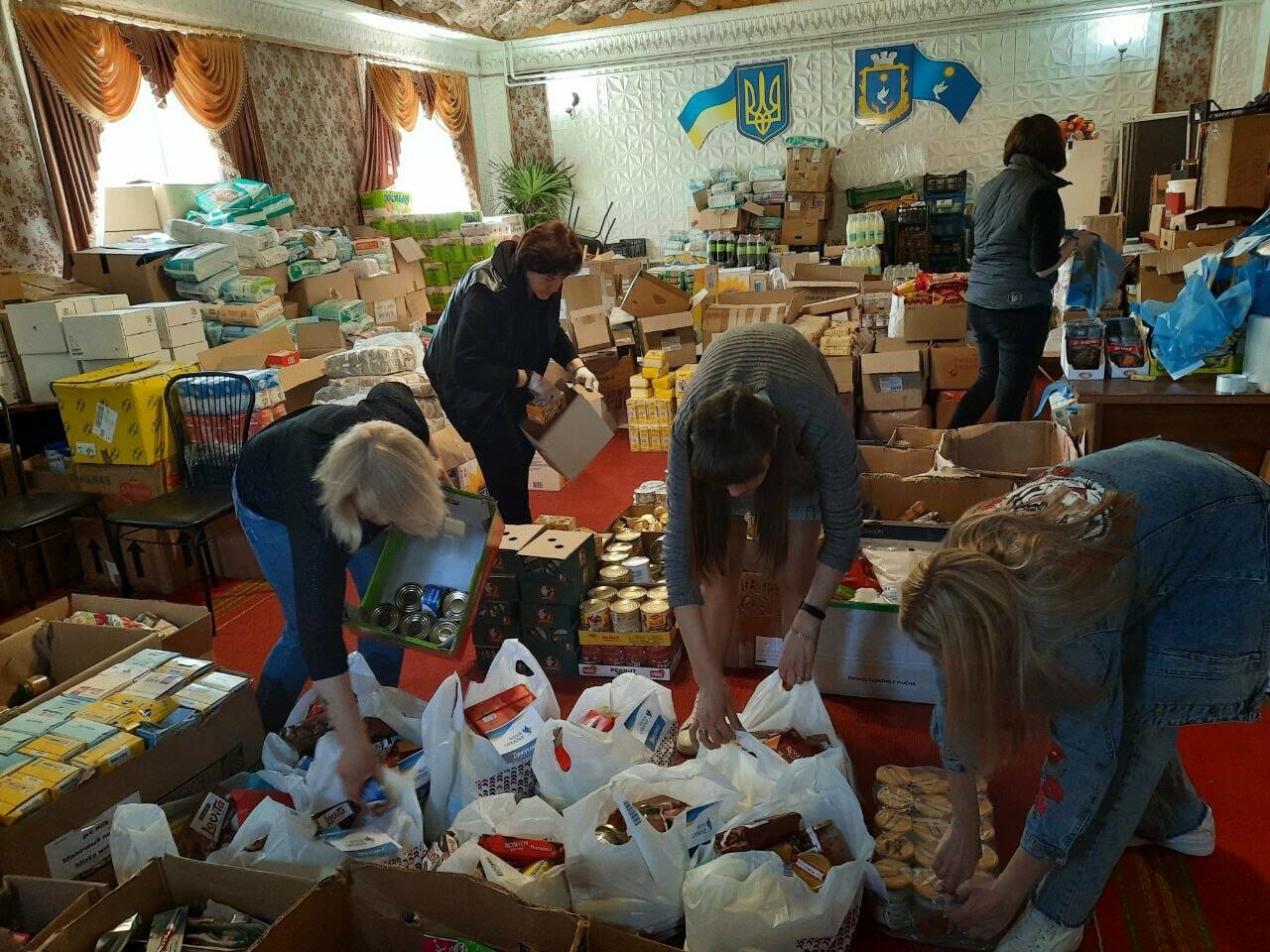 Packing food kits for IDPs in Hryshkivtsi community. 