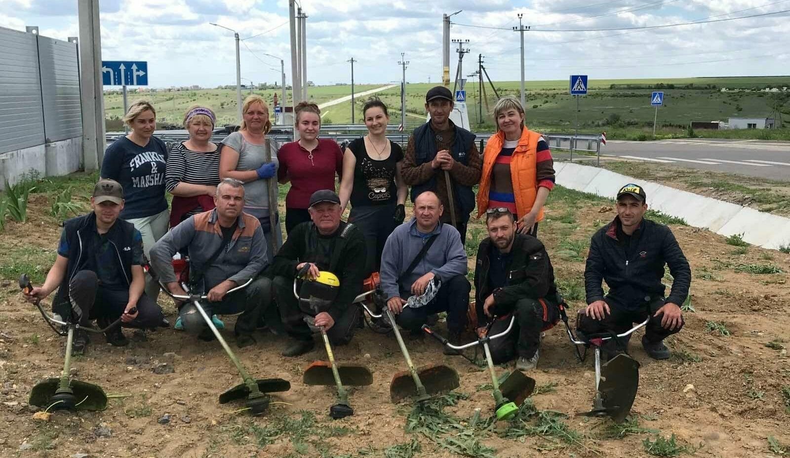 Residents of the settlement of Kapustyne, cleaning up the village.