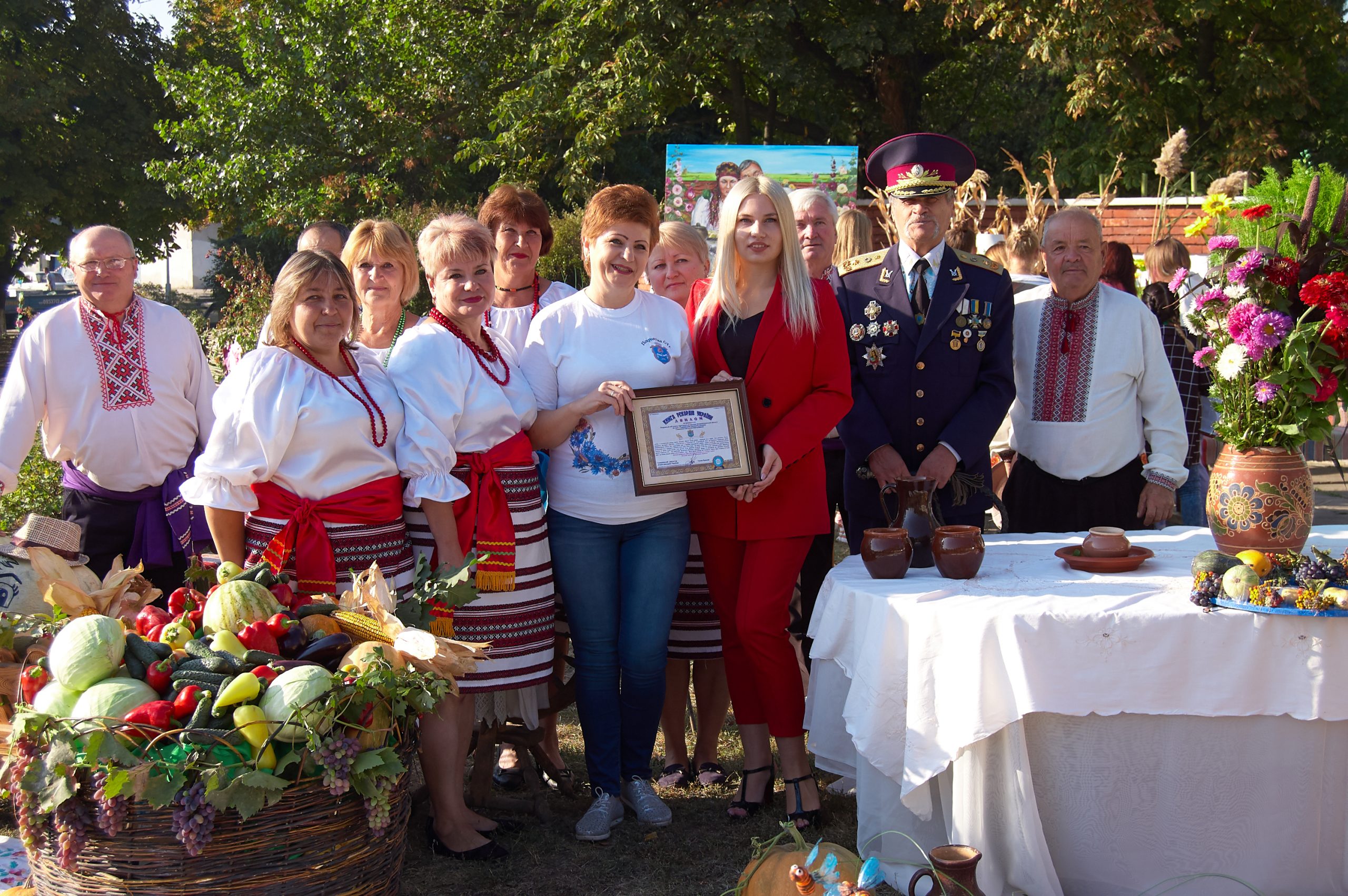 Svitlana Spazheva in the middle (Fest-party festival in a peasant’s house, setting a community record for the longest (150 meters long) mud made of natural materials)