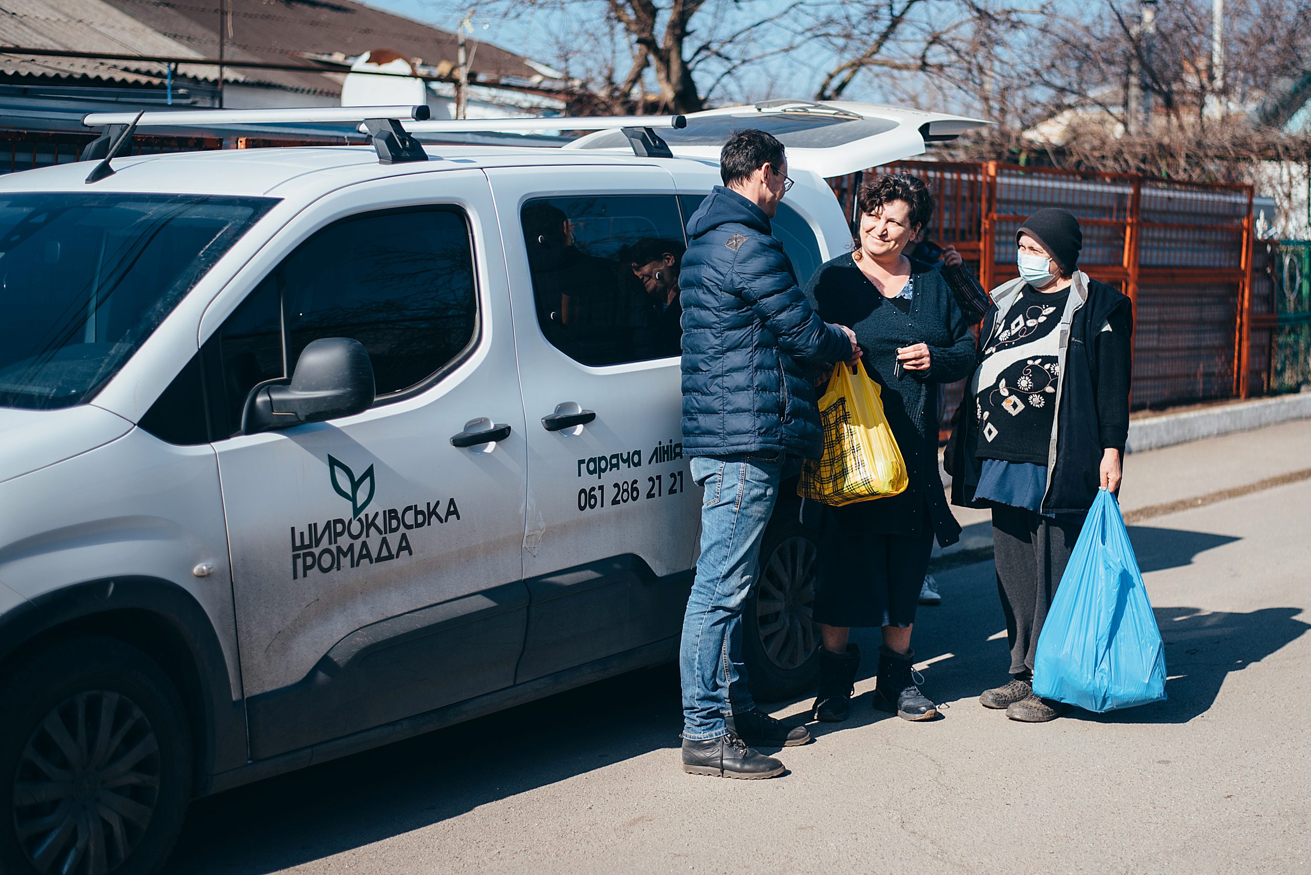 Dmytro Lukyanenko, head of the Centre for Social Services, a community institution, delivers humanitarian aid to displaced persons, March 2022, photo by Oleksandr Ivchyk