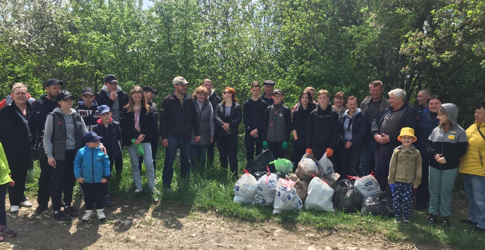 Spring-time cleaning event organized by internally displaced persons and local volunteers at Berezhany pond. 