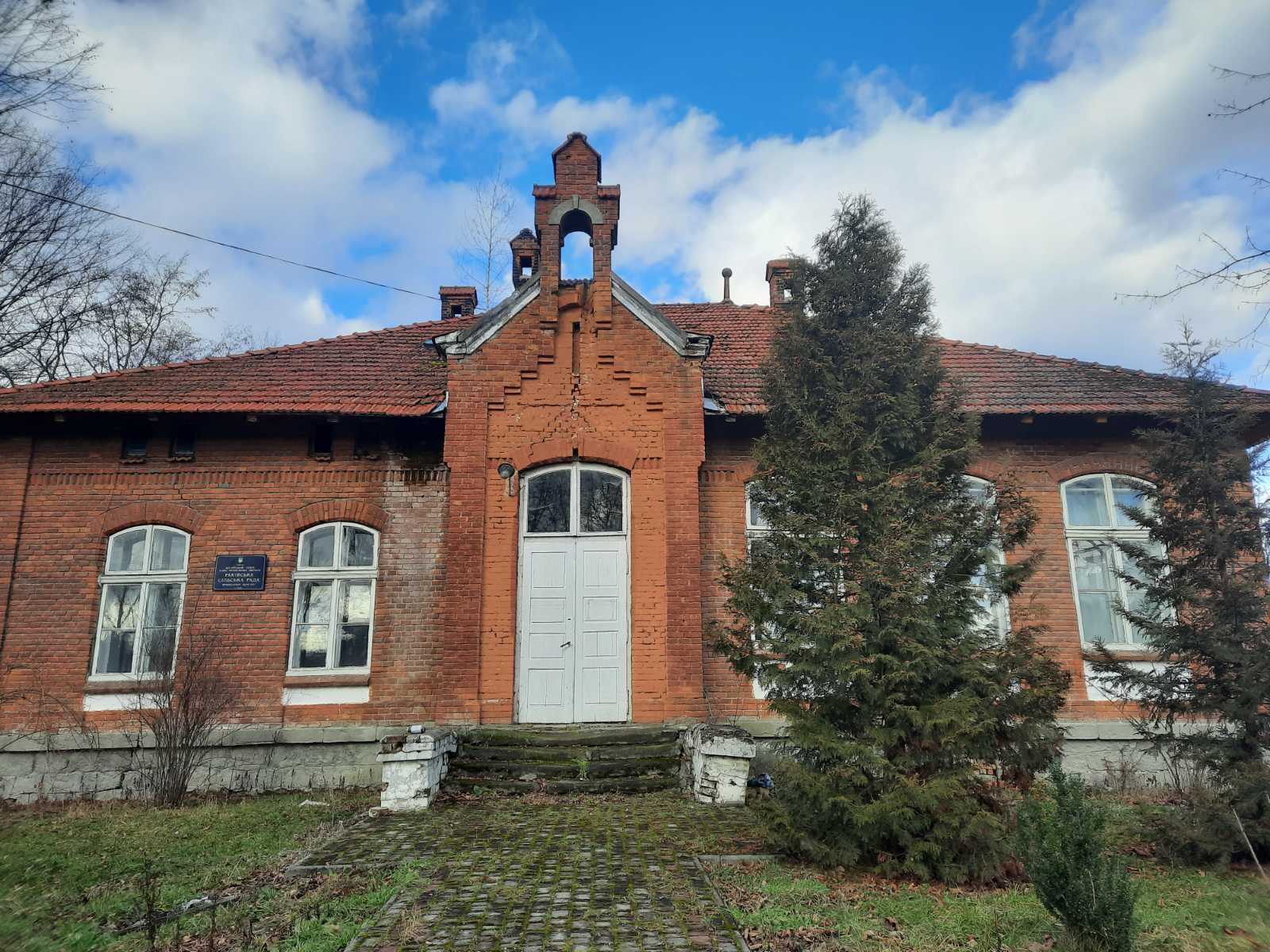 Former school building, administrative building (built in 1902), Rakiv