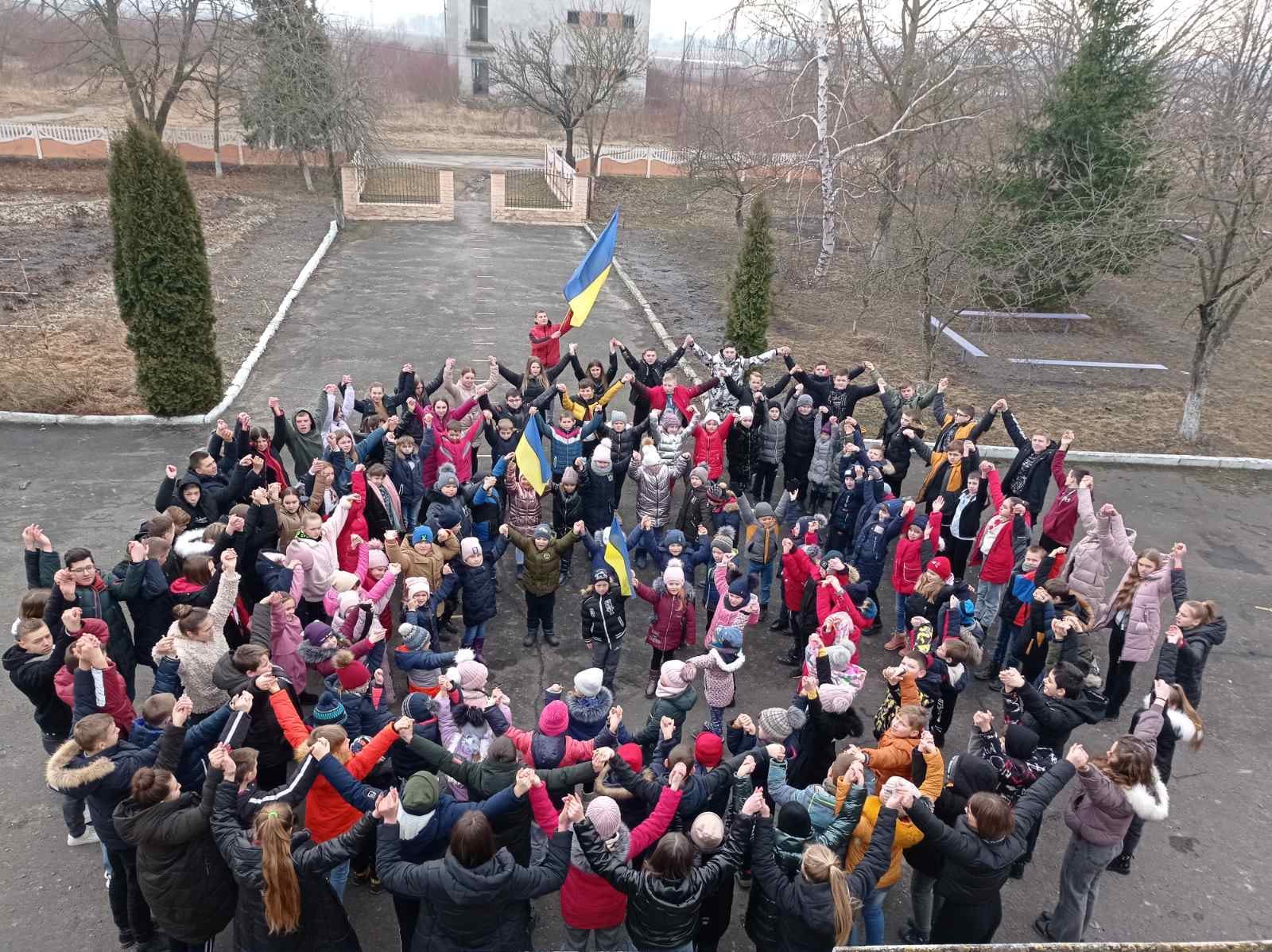 Flash mob on the Unity Day organized by the students of the Rudnia-Pochaiv lyceum of the Kozyn community