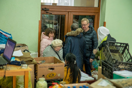 Andrii Kulchynskyi at the humanitarian headquarters of the Truskavets community