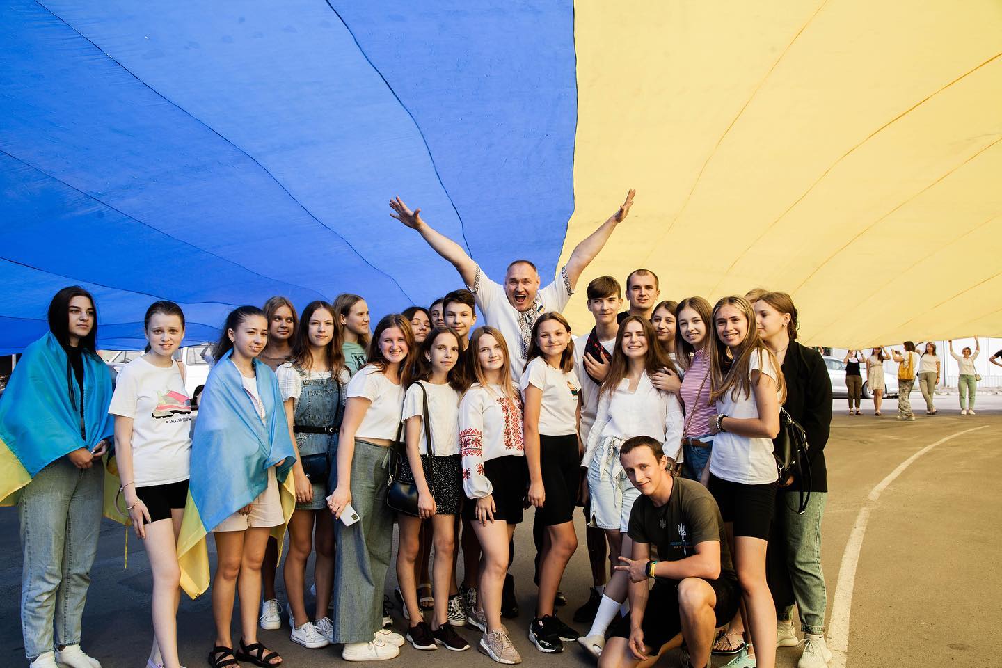 On the National Flag Day, the mayor and the community unfurled Ukraine’s largest blue and yellow flag in Zdolbuniv brought from the city of Donetsk