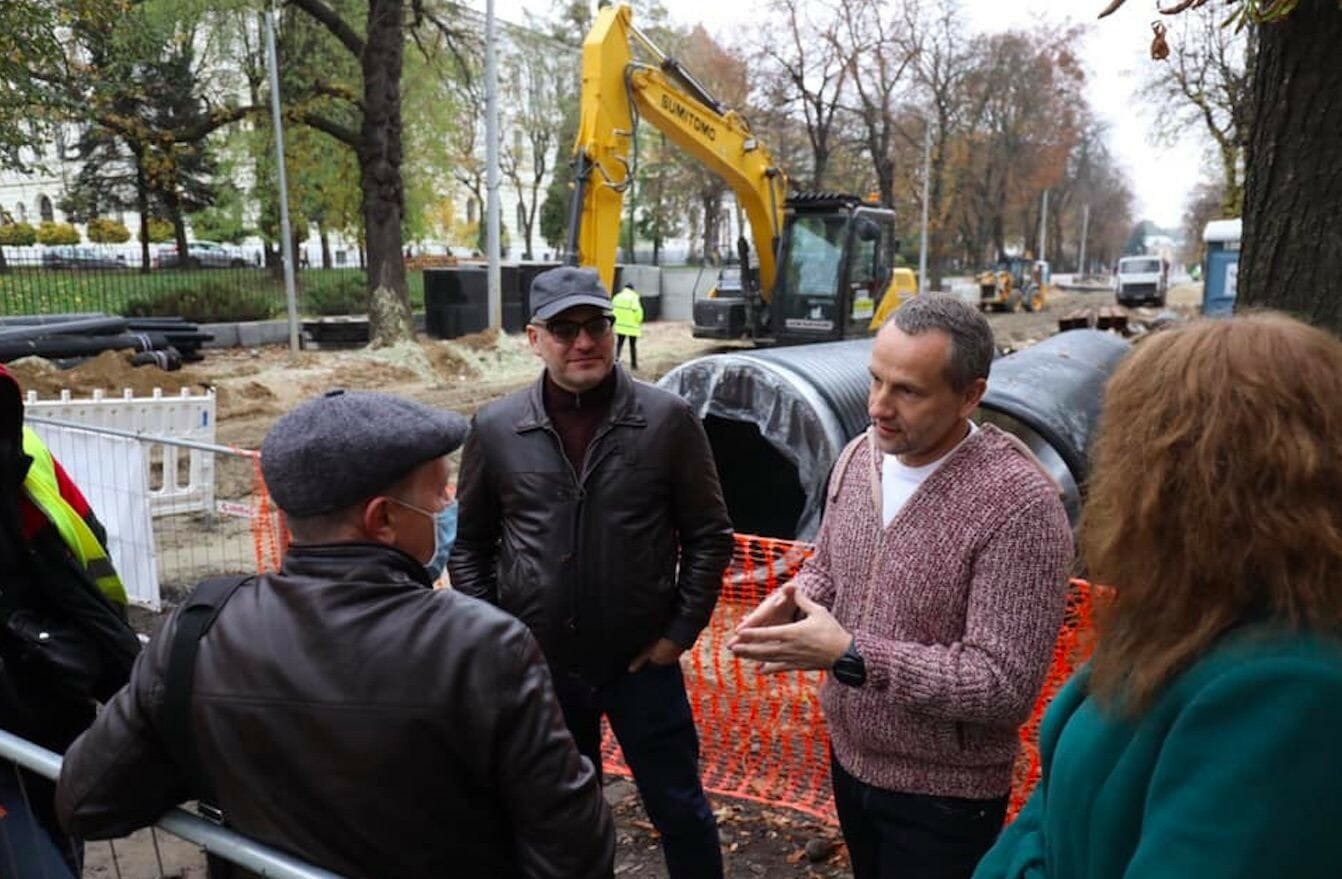 Mayor Ihor Kolykhaev talking to the residents