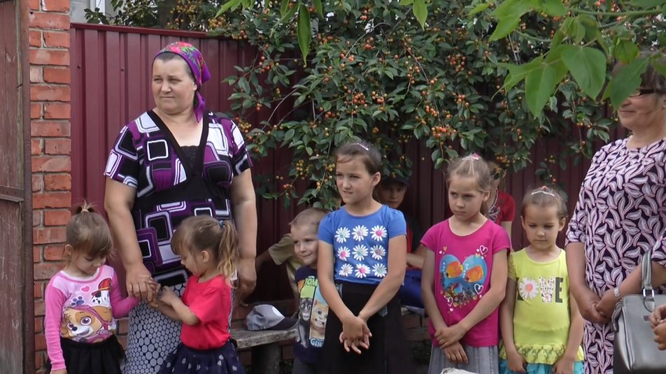 Transfer of humanitarian aid to families with many children in the Nyzhnia Duvanka community