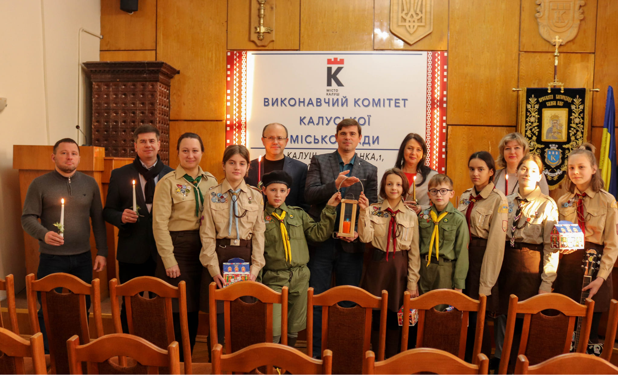 Scouts of the Kalush stanytsia hand over the Peace Light of Bethlehem to Mayor Andrii Naida for the Kalush community
