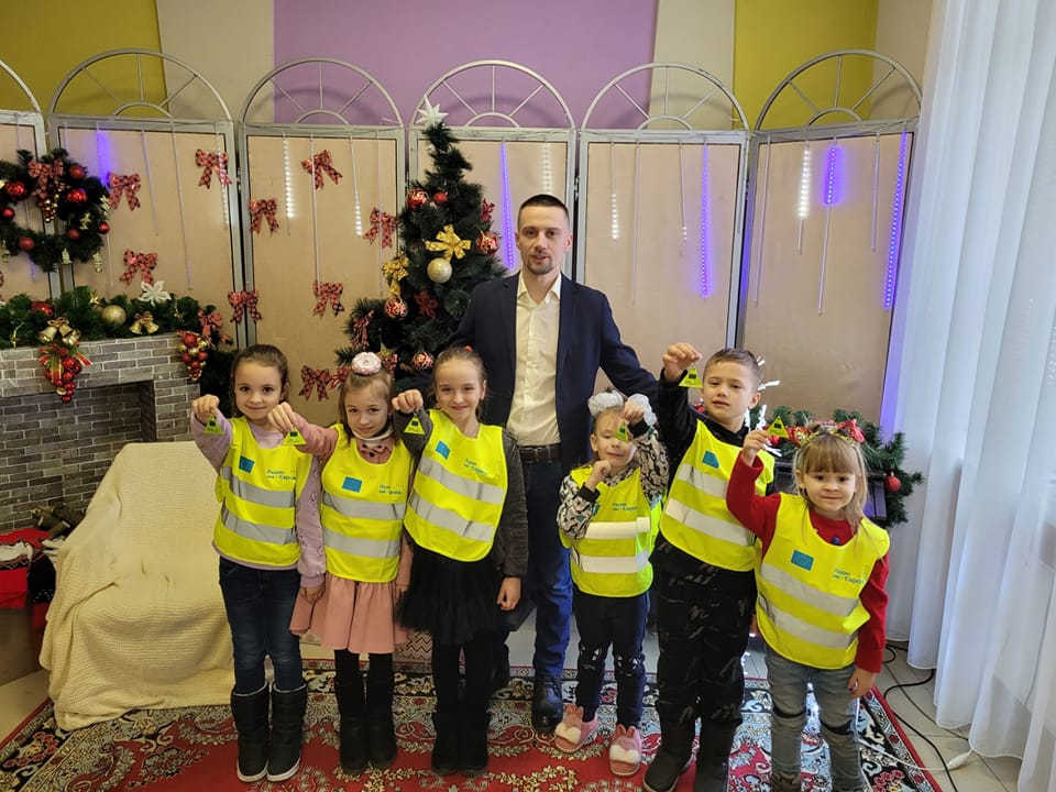 Yaroslav Tsvirkun with the children of the community