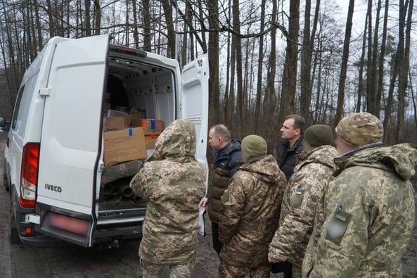The head of the community hands over humanitarian aid to the military