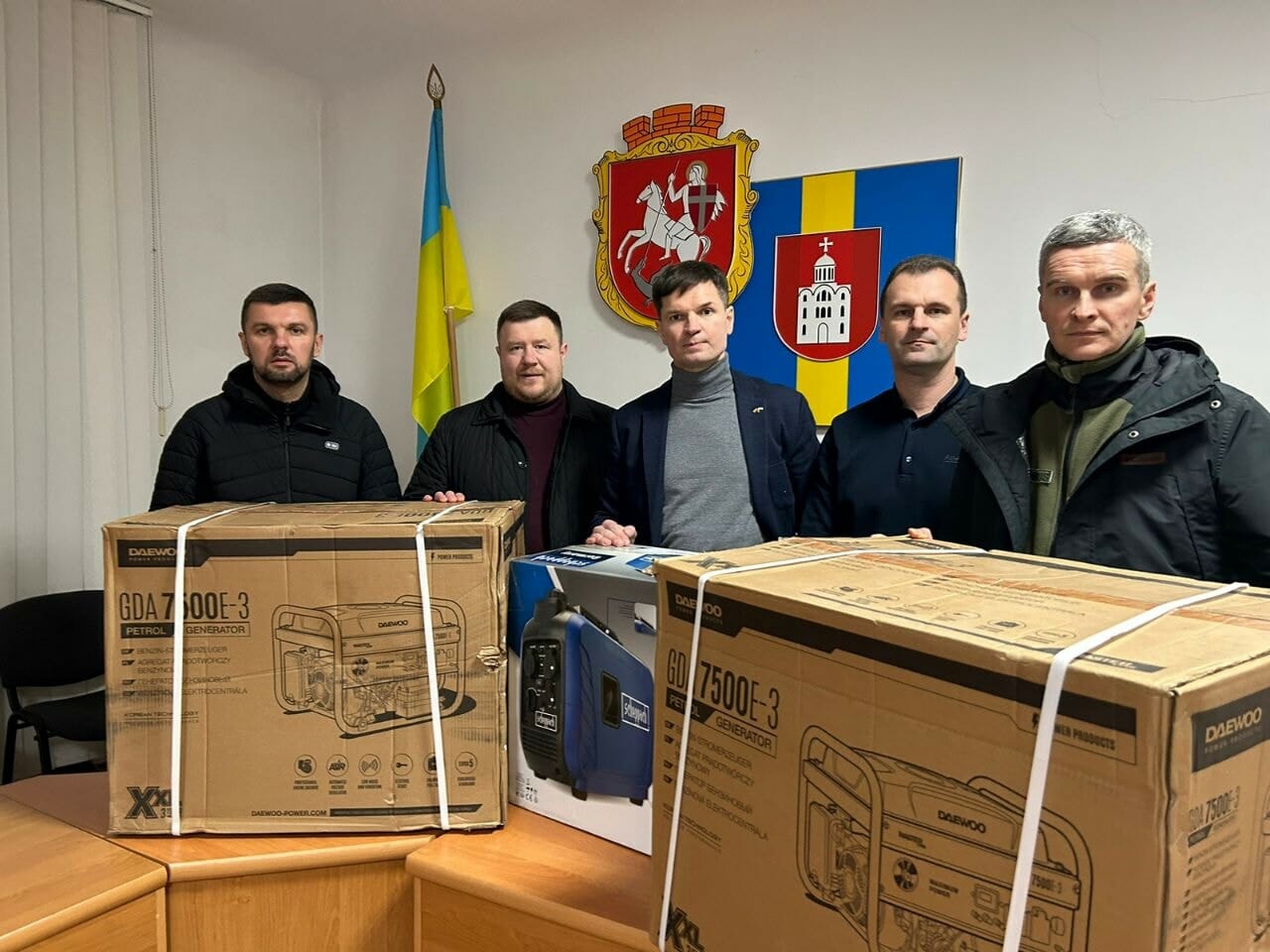 Representatives of the Lithuanian Seimas handed over two generators for the needs of the community and a scope for military personnel