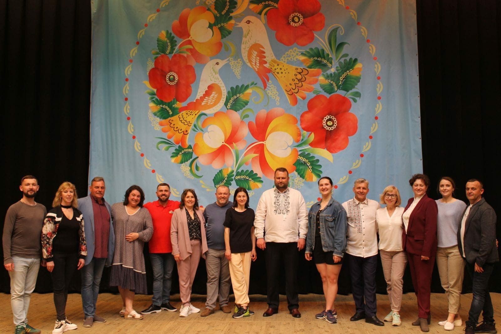 Mykhailo Oliinyk (in an embroidered shirt in the centre) with the cultural figures of the Community