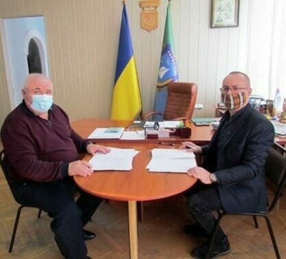 Ivan MALEIEV, the head of the Kyrylivka Settlement Community (left) signing the memorandum on cooperation with the USAID project for the development of tourism 
