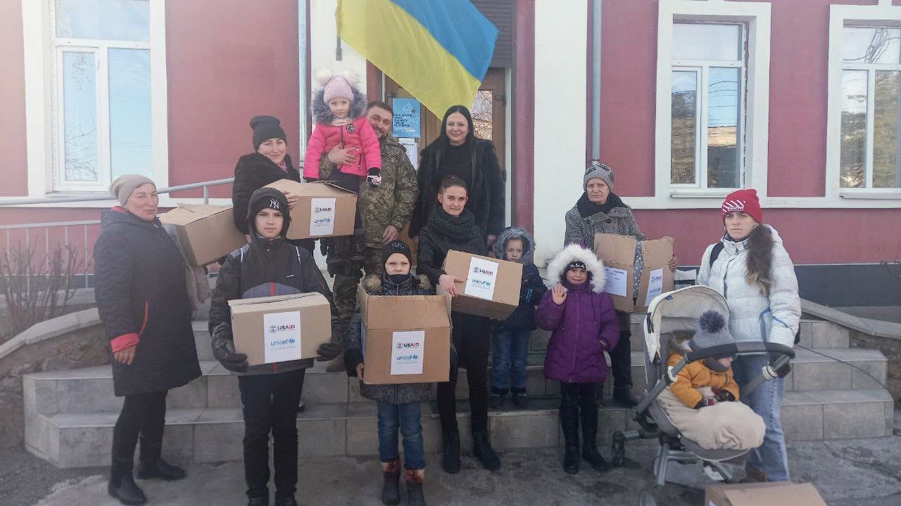 Kukhta Ivan is distributing humanitarian aid