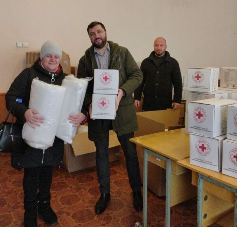 Bohdan Tkachenko issues aid for internally displaced residents of the community from the Red Cross Society