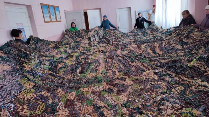 Weaving military camouflage nets 