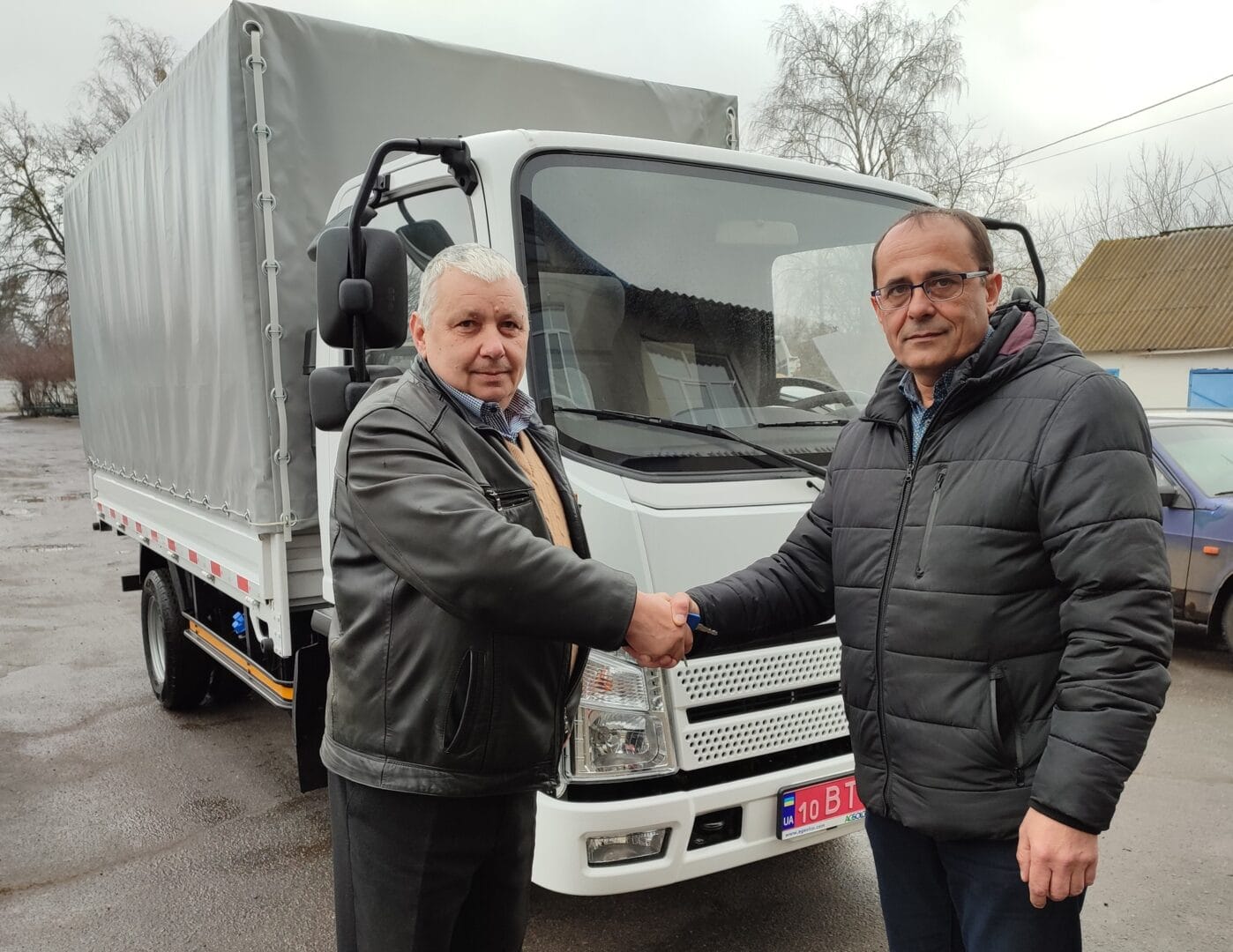 The head of the Community is handing over a FAW truck to the director of Lokhvytsia-Service communal enterprise