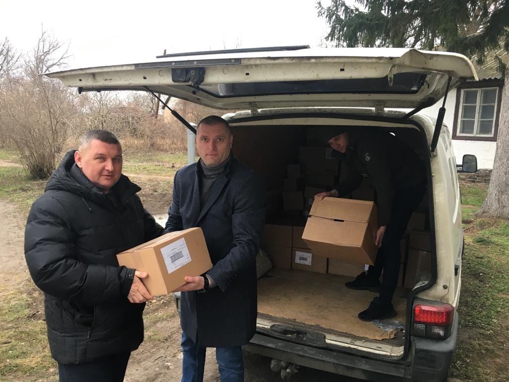 The head of the Community (on the left in the photo) is receiving aid for the residents of the Community and helps rebuild damaged houses in the Kherson Region 