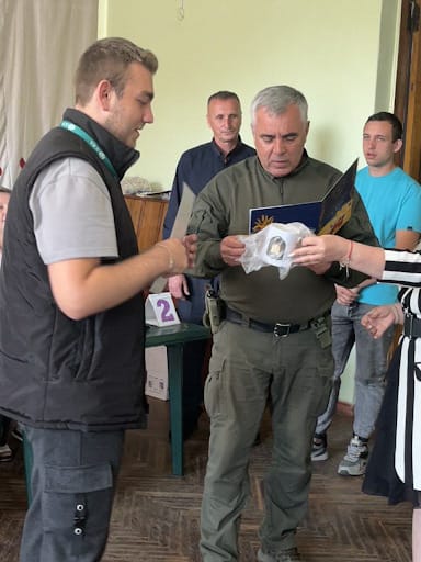 Awarding of volunteers by Volodymyr Proskunin, Deputy Head of the Mykolaivka Town Military Administration