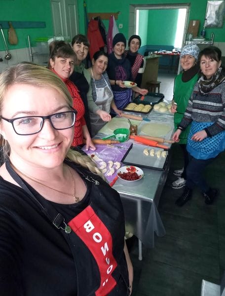 The Hospodyni Pedagogyni women’s volunteer team of the Velykyi Kliuchiv Lyceum makes pastries for the Armed Forces of Ukraine