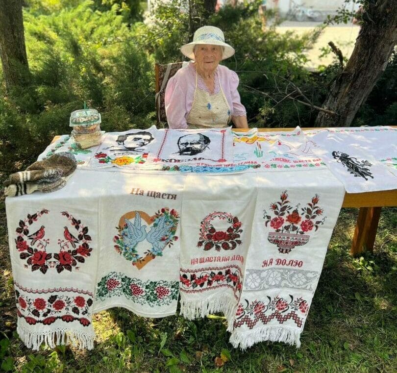 Grandma sells embroidered towels at a charity fair to raise funds for the Armed Forces of Ukraine