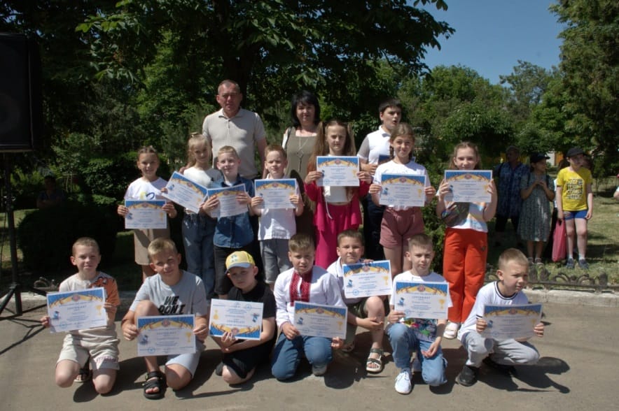 Talented children of the community with the mayor’s award certificates