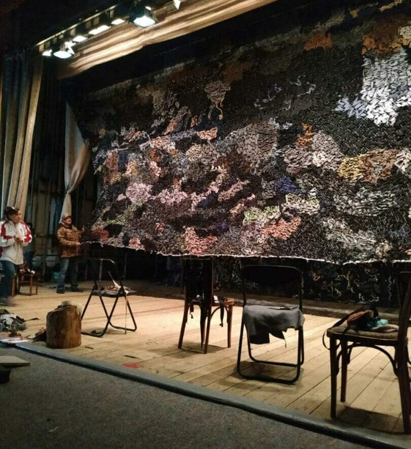 Weaving nets for the military on the stage of the cultural center