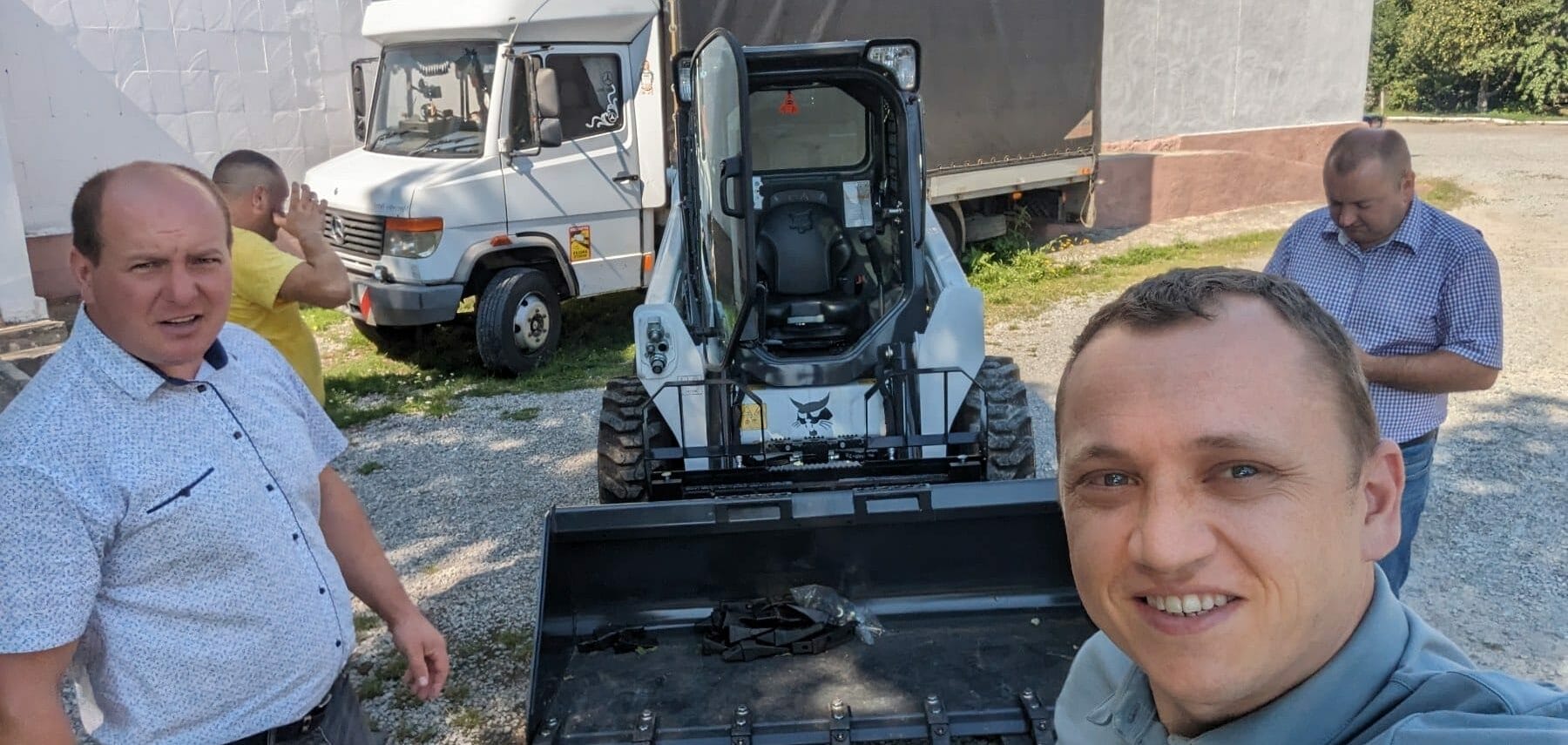 Bobcat mini loader – technical assistance to the Khotyn Community from partners in the Swabia District (Germany) (left) and Car for the transportation of people with disabilities from the Right to Protection Charity Foundation (right) / Source: Facebook page of the Community Head