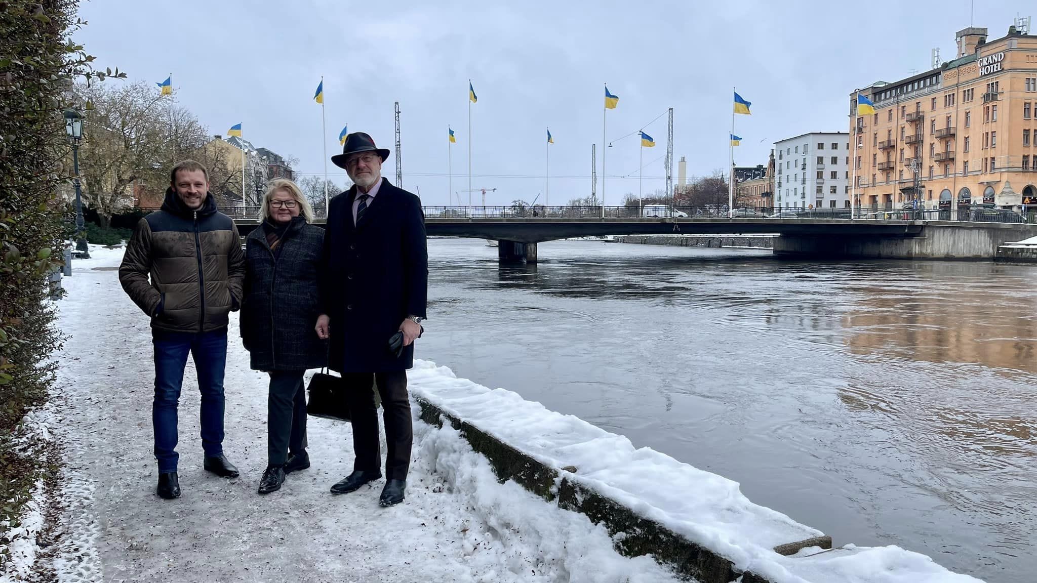 Deputy Mayor of Kherson Vitaliy Belobrov together with Mayor of Norrköping Anna Sotkasiira Wik and her deputy Christopher Jarnvall