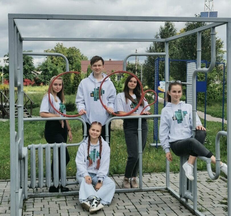 Pupils against the background of the ecological and naturalistic park on the premises of Gymnasium No. 5 of the Zviahel urban territorial community