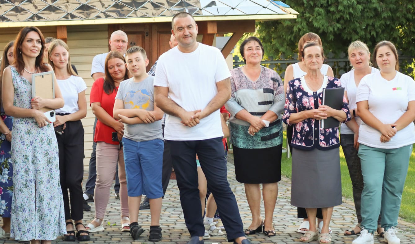Volodymyr Matseliukh (in the centre) with the Community residents