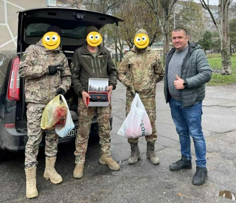 Settlement Council Head handing over a thermal imager from the German-Ukrainian association “de.Perspektive e.V” to the military
