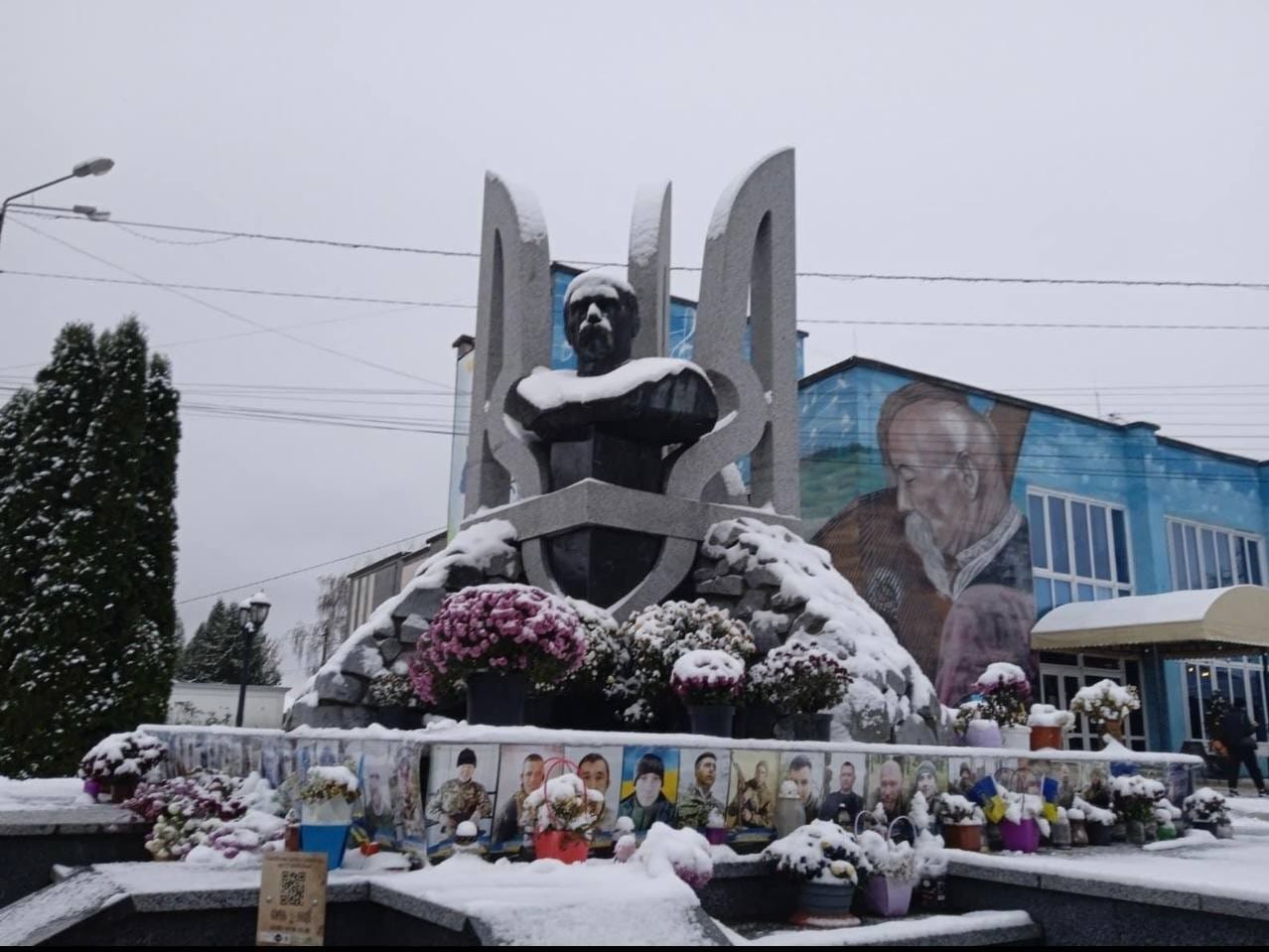 Monument to Taras Shevchenko on the main square of the town with photos of the heroes 