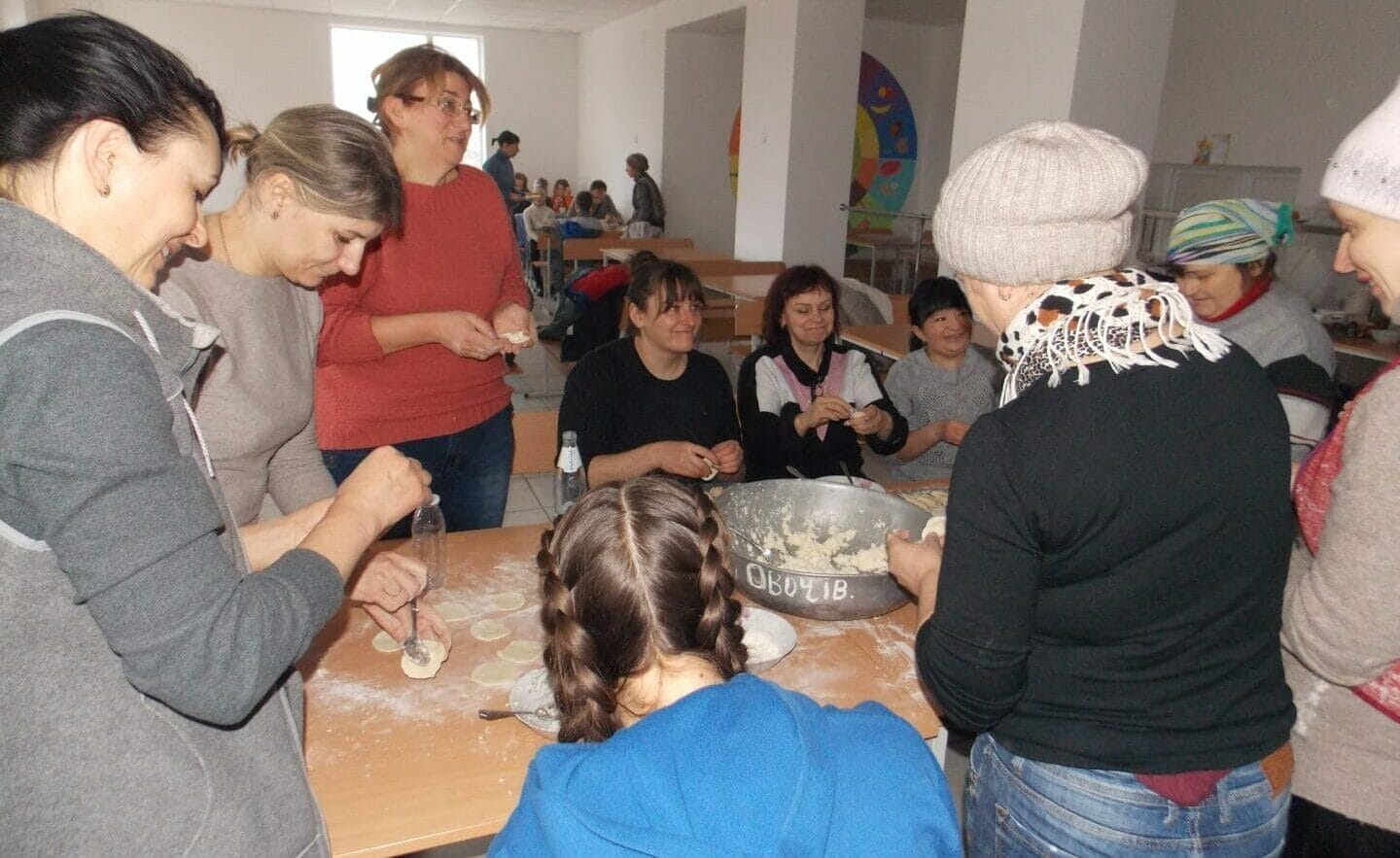 Cooking meals for IDPs and the local defence units at Lypovets Lyceum No. 2 / Photo by Valentyna Trashchuk