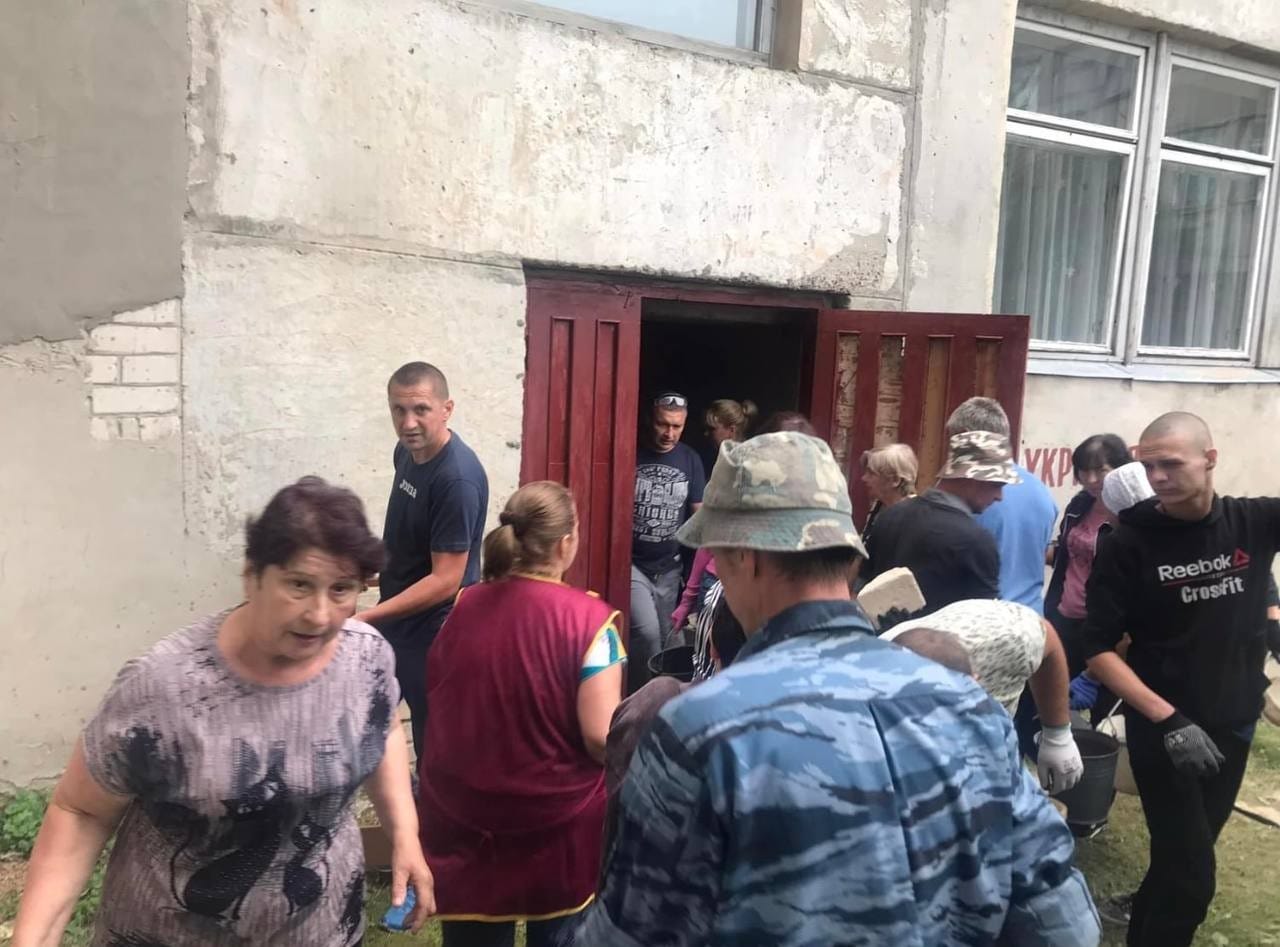 Director of Lyceum No. 4 Lidia Poltavets arranging a shelter for children with parents and teachers of the Lyceum 