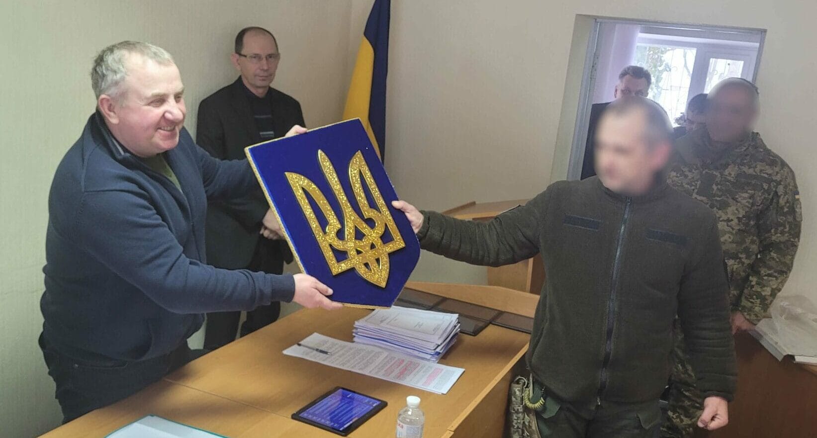 An award being delivered to the mayor of Buryn, Viktor Ladukha, for his support of the Armed Forces of Ukraine