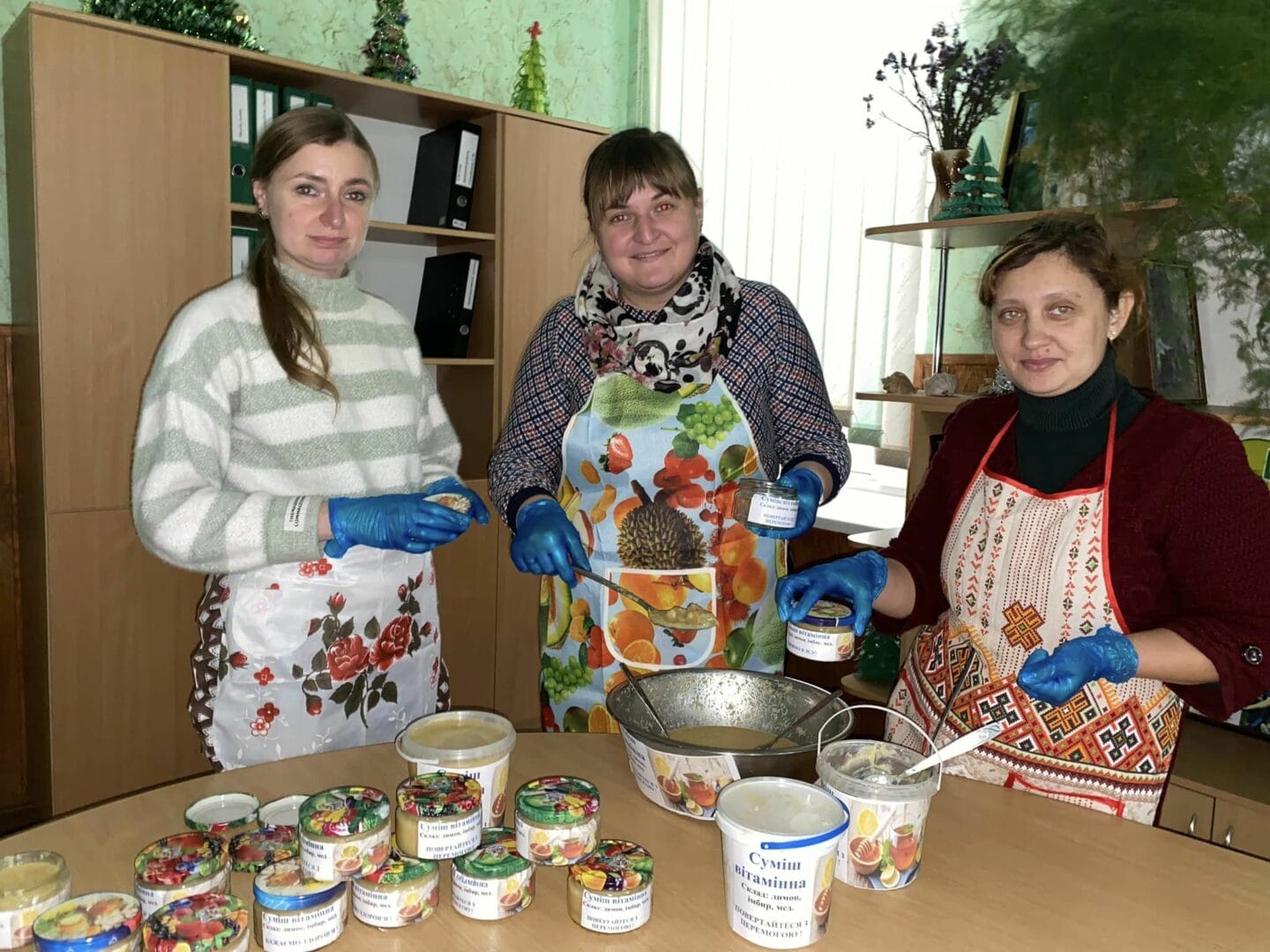 Teachers of the Bochechky School cooking vitamin mixtures for soldiers of the Armed Forces of Ukraine