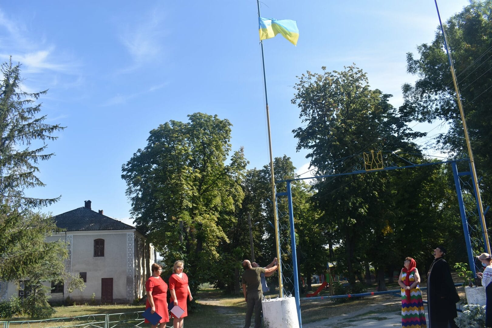 Raising the flag in the Shpykiv Community