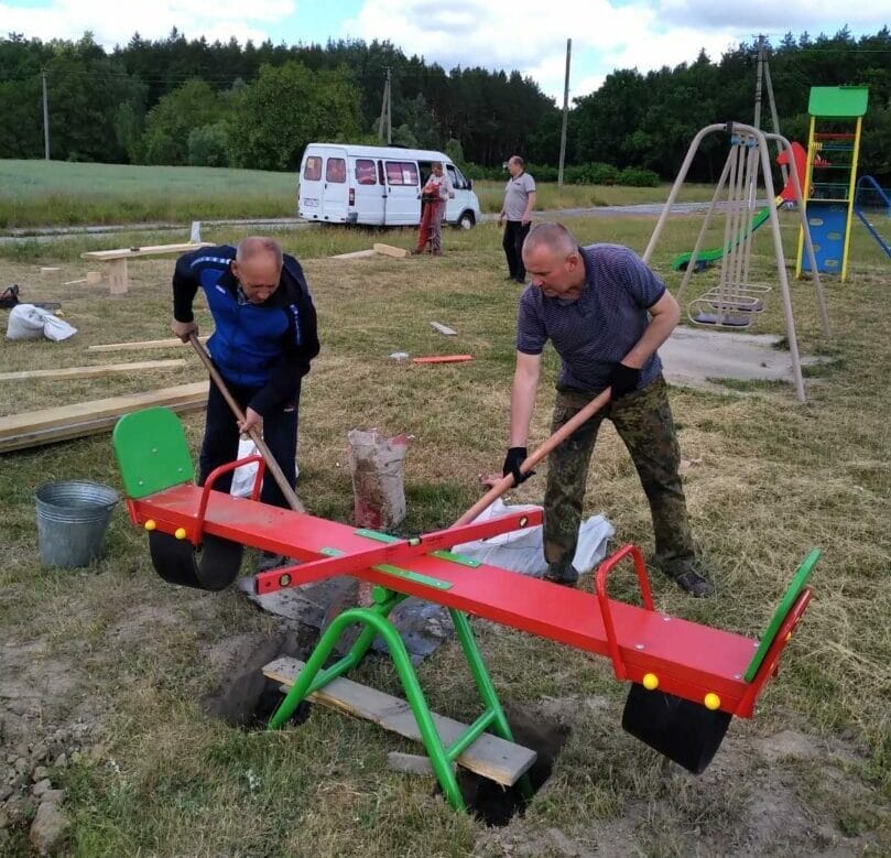 Installing a playground in the village of Novomutyn